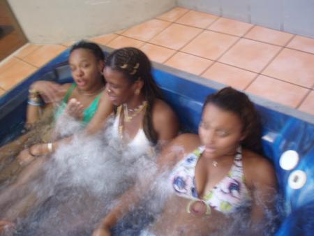 Eh les filles on se l'a coule douce,,,,,,, Blaise!!!!!!!!!!!!!